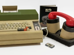 Le Scrib est un ordinateur portable conçu par Bobst Graphic (filiale de Bobst à Mex) en 1977, sur la base des développements des premiers Smaky. Fabriqué à mille exemplaires, cet ordinateur suisse était destiné aux journalistes | Scrib du Musée Bolo - 2023